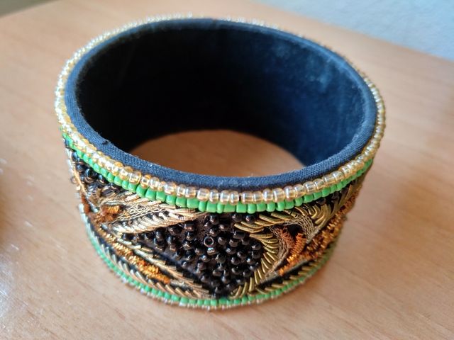 Pulsera brazalete. Marca Mango