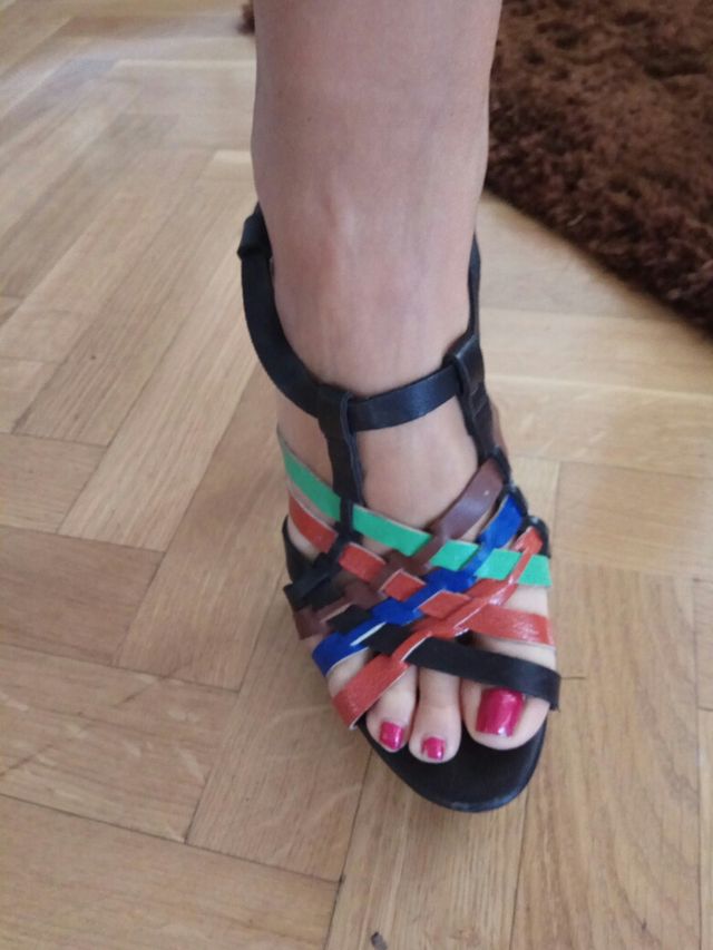 Diferentes sandalias de tacón y cuñas Talla 39