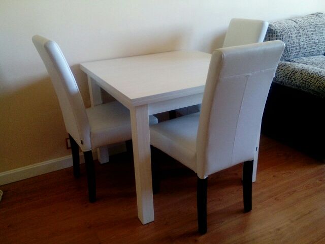 Mesa comedor blanca + 4 sillas polipiel blanco de segunda mano por ... Mesa comedor blanca + 4 sillas polipiel blanco de segunda mano por ...