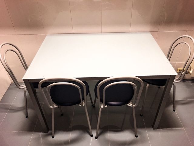 Conjunto de mesa de cocina y cuatro sillas de segunda mano por 275 ... Conjunto de mesa de cocina y cuatro sillas de segunda mano por 275 ...