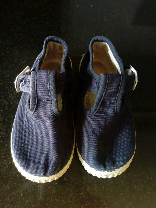 zapatillas azul marino, número 22