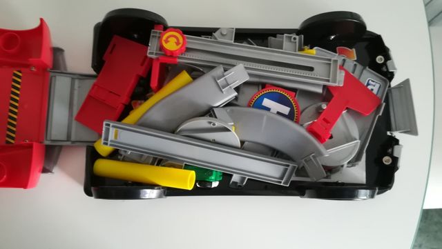 Coche transformable en pista.