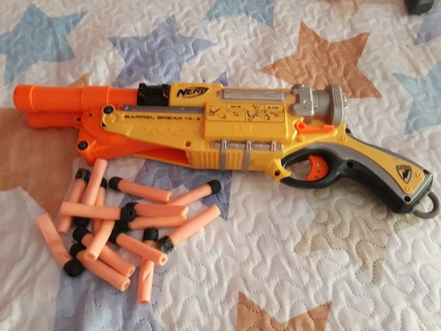 PISTOLA NERF CASI NUEVA.