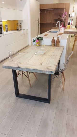 Mesa pequeña de comedor de madera maciza reciclada de segunda mano ... Mesa pequeña de comedor de madera maciza reciclada de segunda mano ...