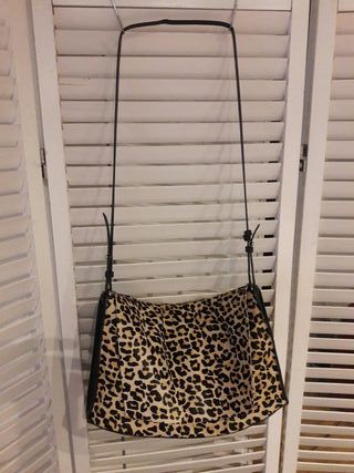 OFERTA Bolso ZARA nuevo animal print de segunda mano por 15 EUR en  Barcelona en WALLAPOP