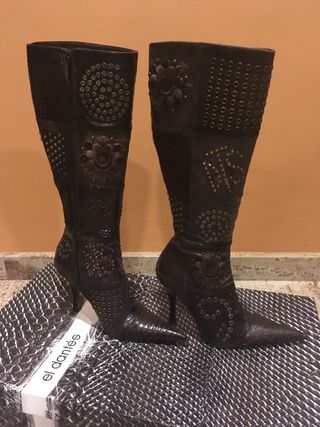 Botas altas de tacón marrones con tachuelas de segunda mano por 50 EUR en  Cádiz en WALLAPOP