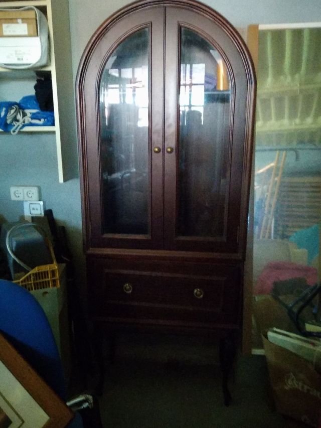 vitrina de madera de buena calidad