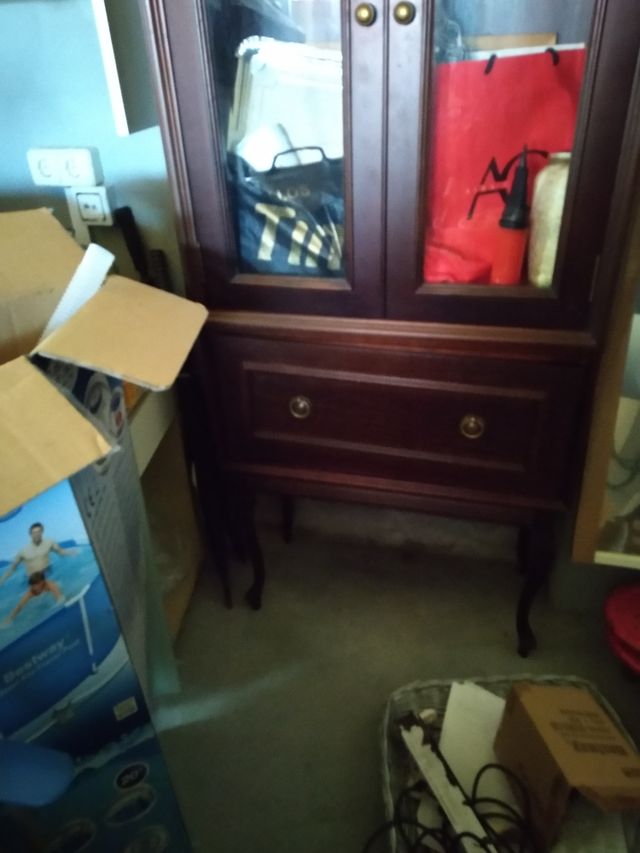 vitrina de madera de buena calidad