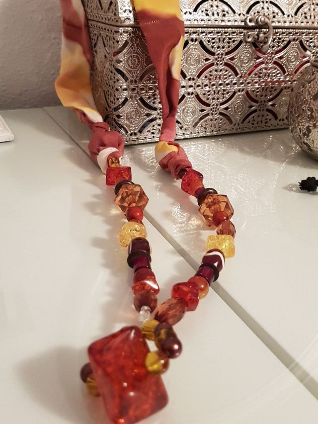 collar nuevo. Se vende en centro artesanía a 35eu