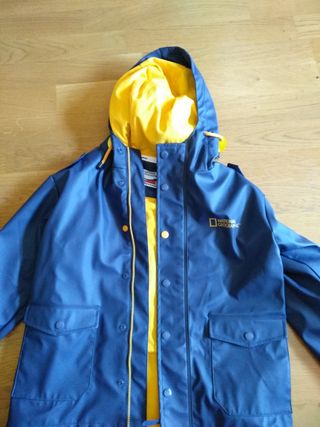 Chubasquero national geographic de segunda mano por 18 EUR en Valdemorillo  en WALLAPOP