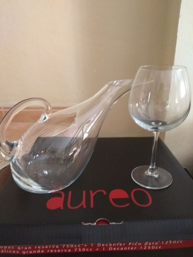 Set de copas de vino y decantador NUEVO.