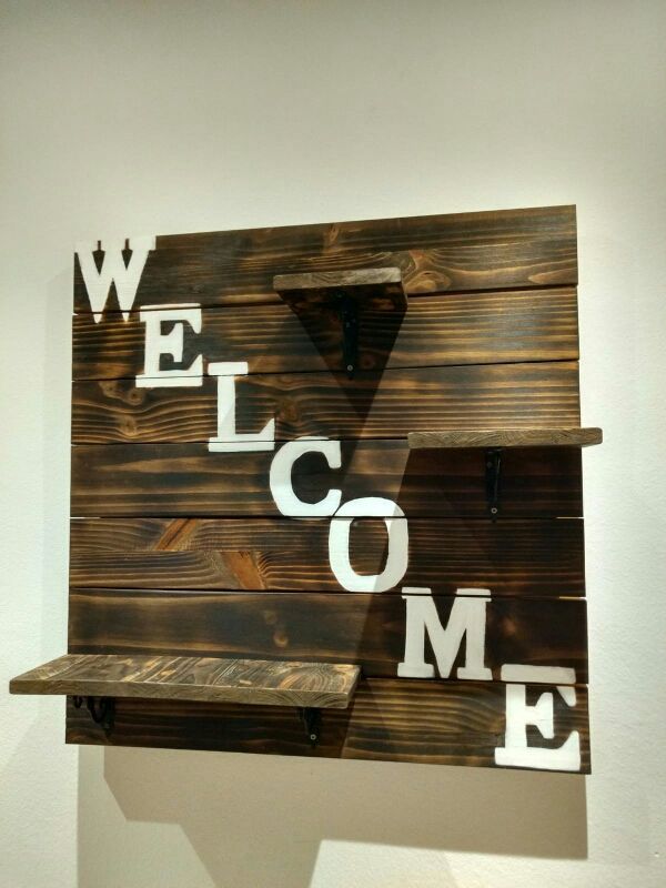 estantería de madera de pino macizo.