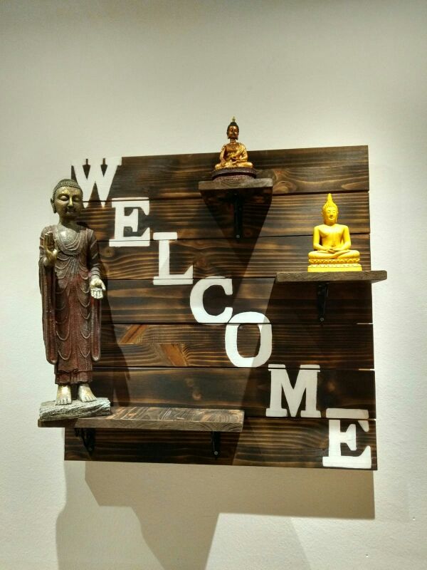 estantería de madera de pino macizo.