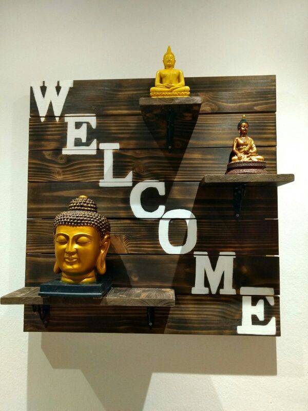 estantería de madera de pino macizo.