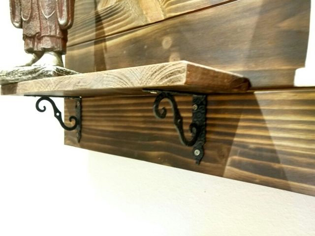 estantería de madera de pino macizo.