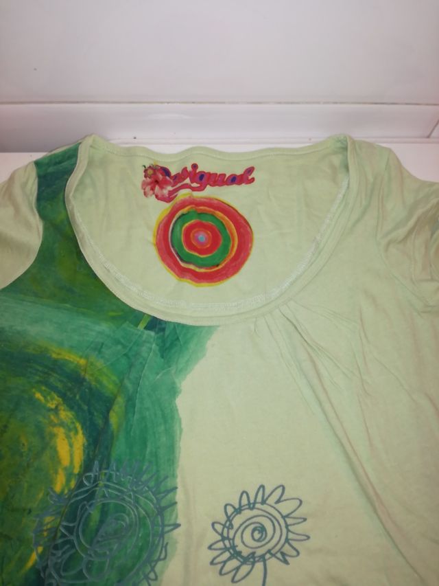 T-shirt da donna a manica corta. Diseguale