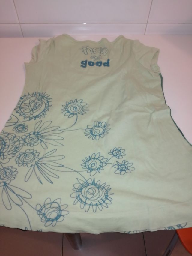 T-shirt da donna a manica corta. Diseguale