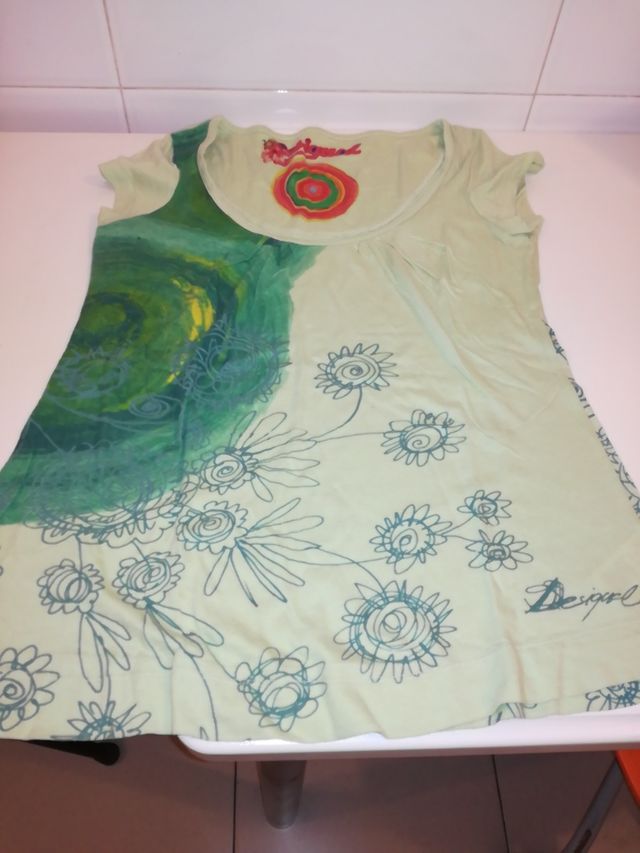 T-shirt da donna a manica corta. Diseguale