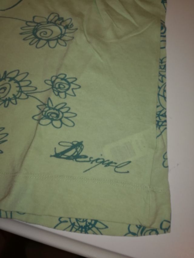 T-shirt da donna a manica corta. Diseguale