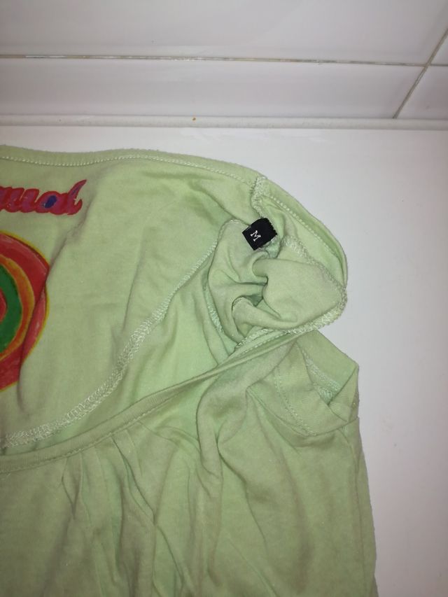 T-shirt da donna a manica corta. Diseguale