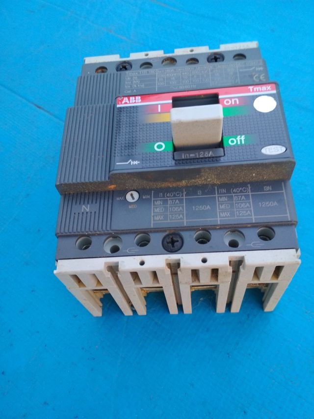 magnetotérmico automático 125 amperios.