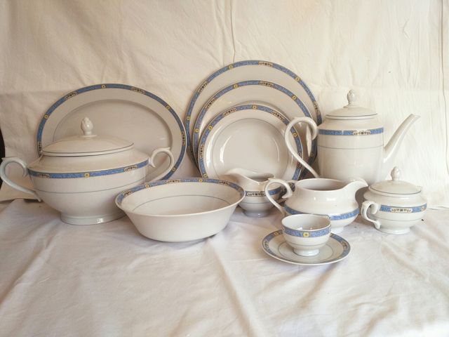 Vajilla completa de doce servicios.