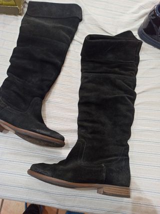 Botas altas negras serraje.Talla 38 de segunda mano por 15 EUR en  Villarreal en WALLAPOP