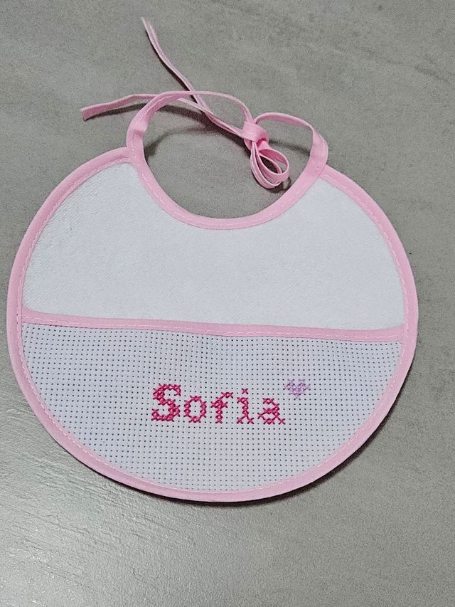 baberos de punto de cruz con el nombre