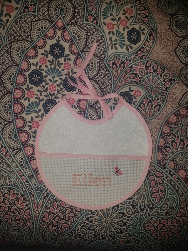 baberos de punto de cruz con el nombre