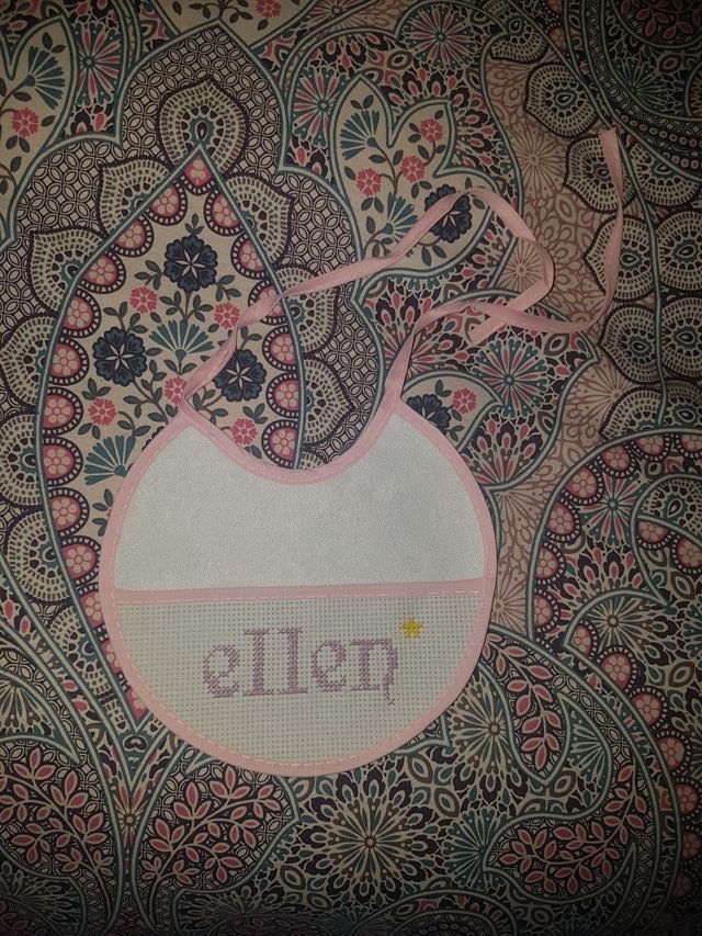 baberos de punto de cruz con el nombre