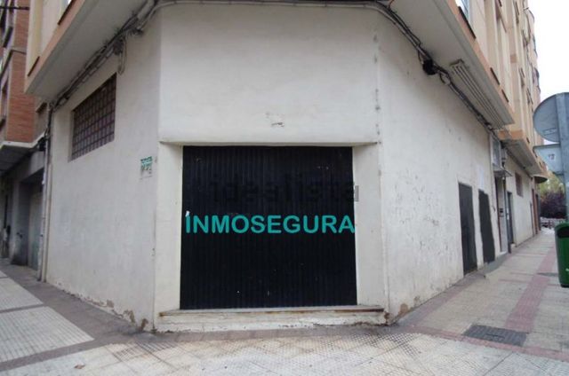 Bajo haciendo esquina con gran altura