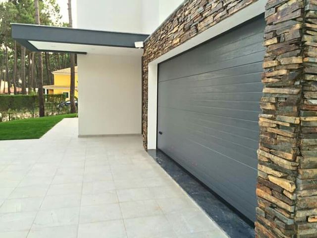 Puerta de garaje seccional con motor instalada de segunda mano por 998