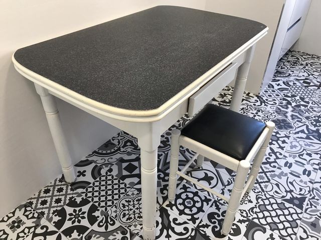 Mesa cocina con 2 taburete de segunda mano por 40 € en Zaragoza en ... Mesa cocina con 2 taburete de segunda mano por 40 € en Zaragoza en ...