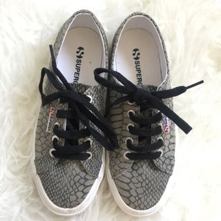 superga piel serpiente