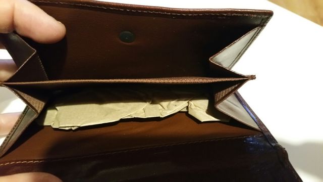 cartera de piel a estrenar con papeles originales