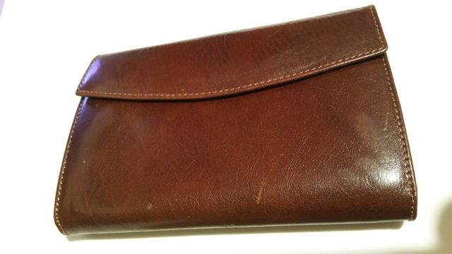 cartera de piel a estrenar con papeles originales