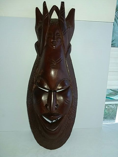 mascara africana de madera