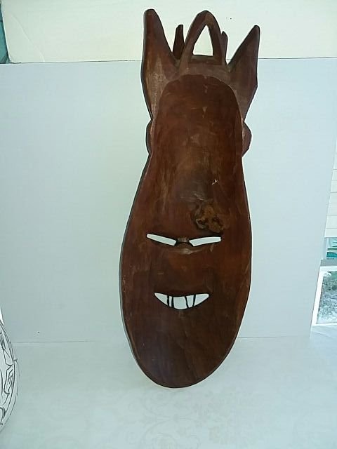 mascara africana de madera