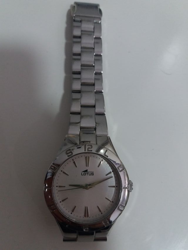 Reloj marca Lotus plateado