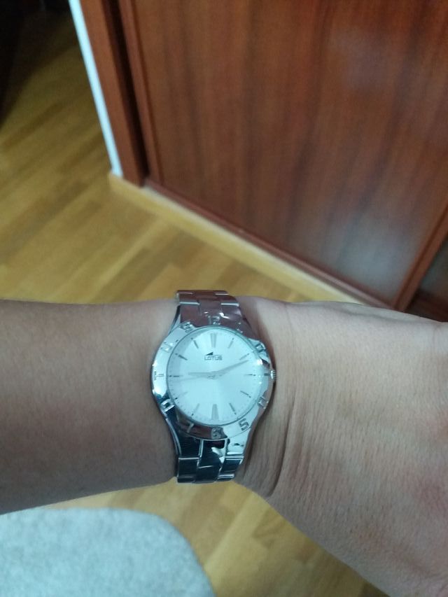 Reloj marca Lotus plateado