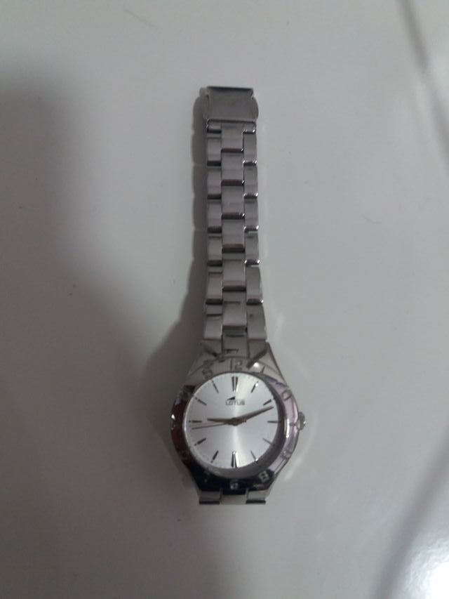 Reloj marca Lotus plateado