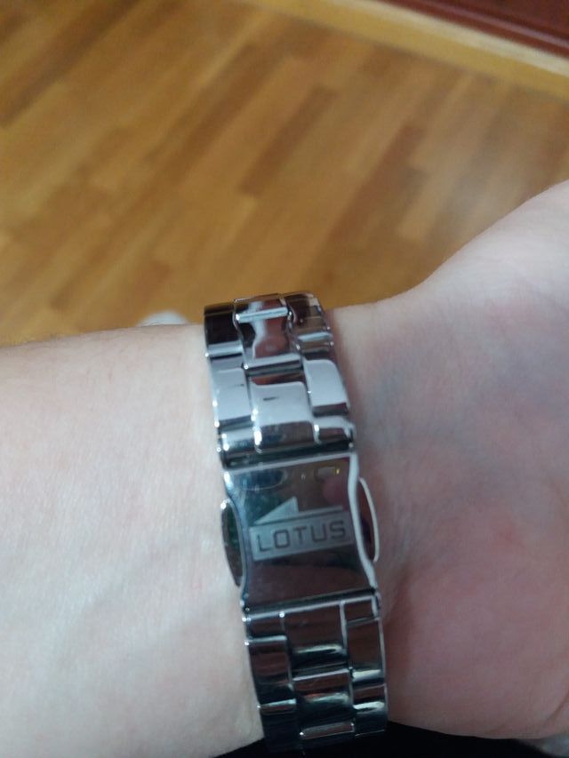 Reloj marca Lotus plateado