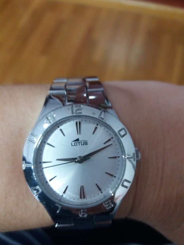 Reloj marca Lotus plateado