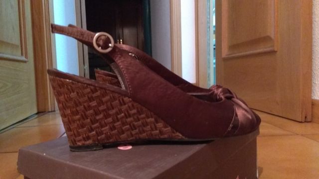 Sandalias cuña marrón