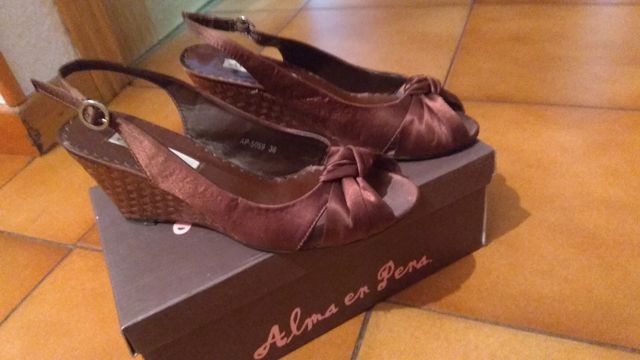 Sandalias cuña marrón