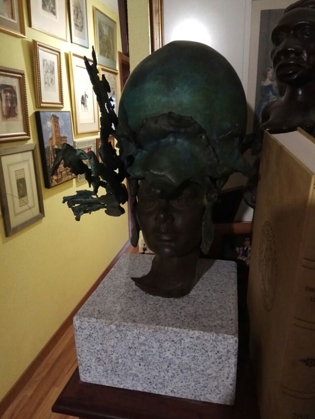 Cabeza de bronce de mujer de Carlos Ibarra