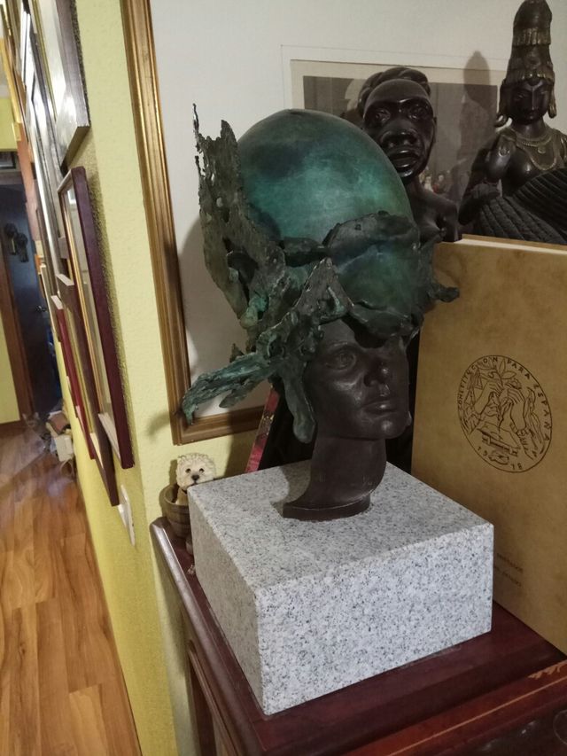 Cabeza de bronce de mujer de Carlos Ibarra