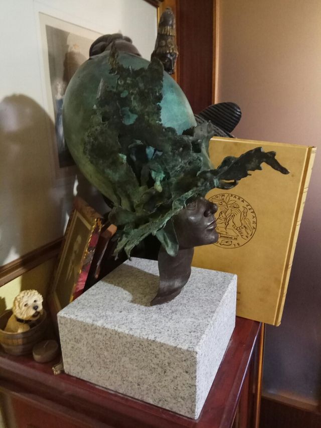 Cabeza de bronce de mujer de Carlos Ibarra