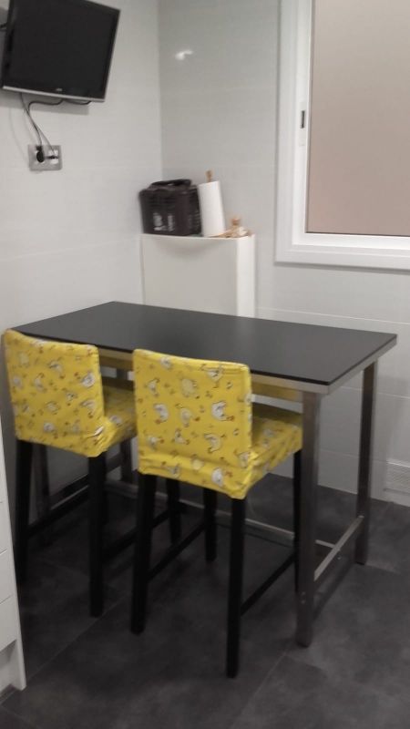 Mesa alta cocina IKEA y taburetes de segunda mano por 90 € en ... Mesa alta cocina IKEA y taburetes de segunda mano por 90 € en ...