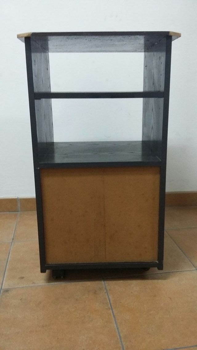 Mueble auxiliar con ruedas.